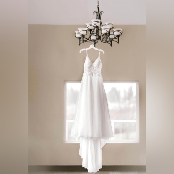 Galina Signature Wedding Dress SIZE 4 - Picture 1 of 8